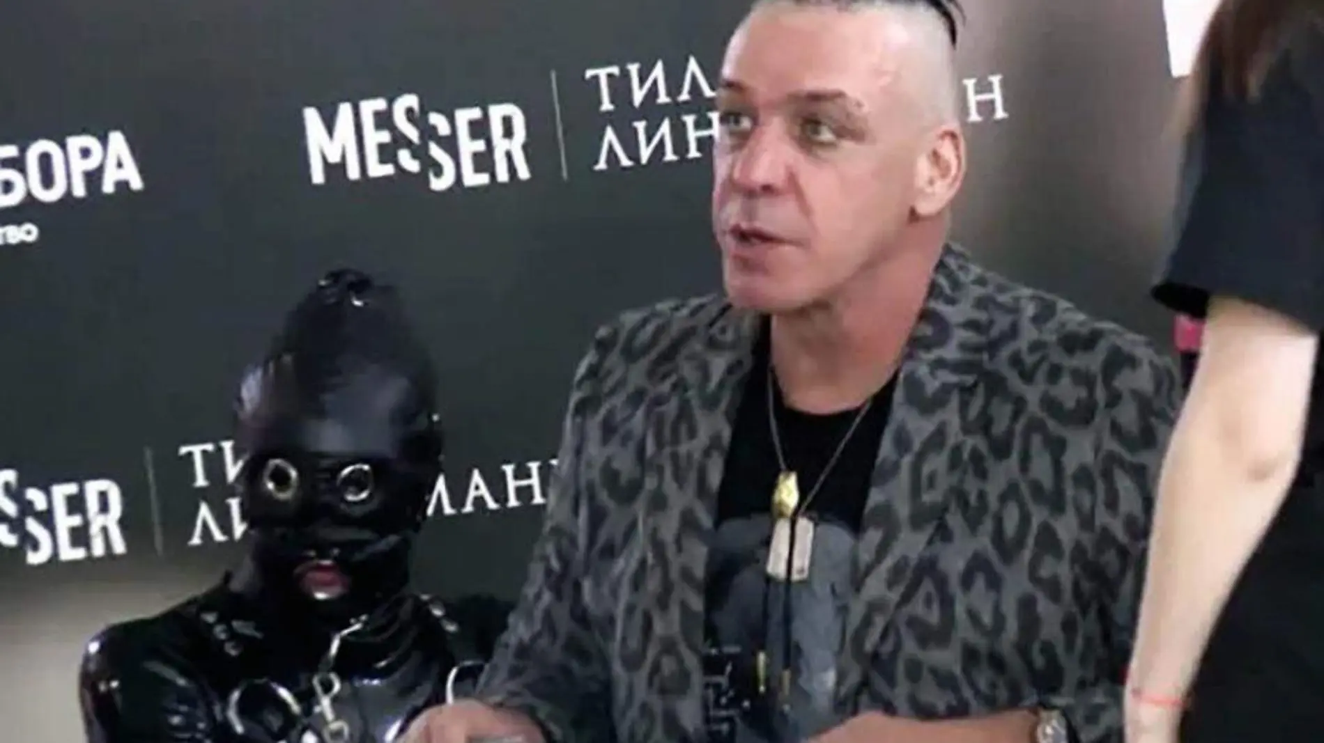 till lindemann llega a firma de libros con una mujer